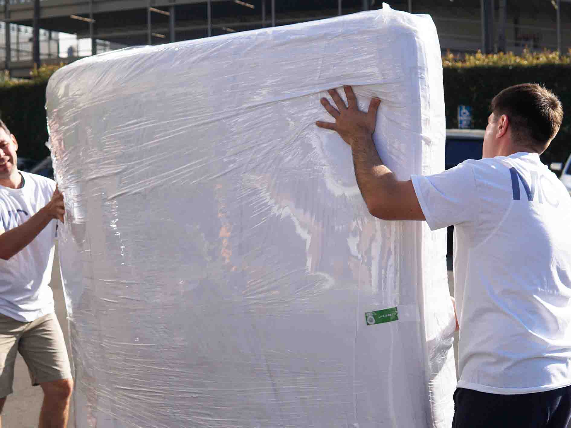  Pros and Cons of Asking Friends to Help You Move